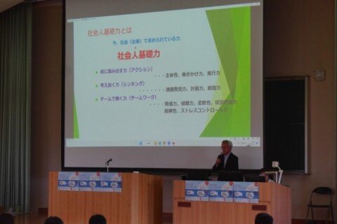 大学全体の学び(全学教育・しまなびプログラム)や国際交流についての話の様子