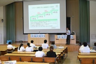 各学科教員や、在学生が各学科の特色や学びについて紹介している様子