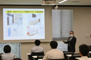 各学科教員や、在学生が各学科の特色や学びについて紹介している様子