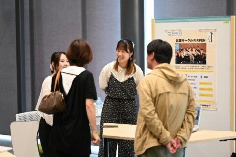 ゼミやサークルのポスターを展示したエリアで、本学教員や学生から直接、話を聴く様子