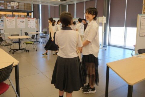 ゼミやサークルのポスターを展示したエリアで、本学教員や学生から直接、話を聴く様子