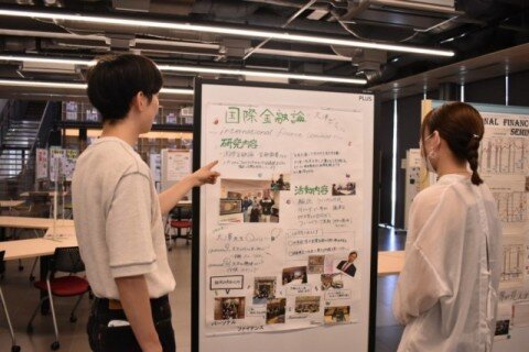 ゼミやサークルのポスターを展示したエリアで、本学教員や学生から直接、話を聴く様子