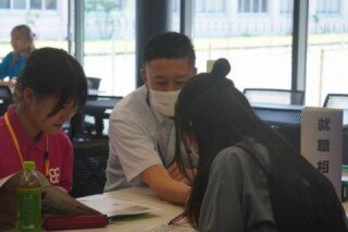 個別に相談の様子