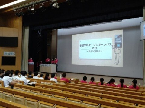 看護学科 学生による大学生活等の紹介の様子