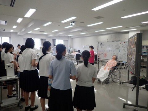 看護学科 基礎・成人看護実習室の見学
