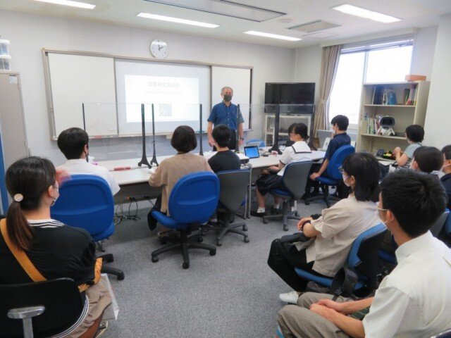 情報システム学科 研究紹介の様子