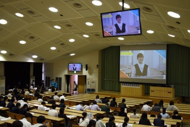 アナウンス同好会による配布資料確認の様子