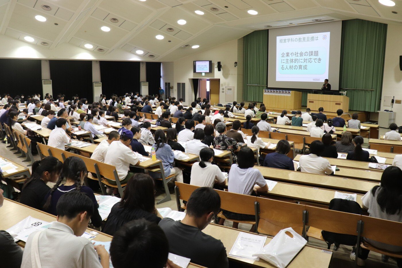 各学科教員や、在学生が各学科の特色や学びについて紹介している様子