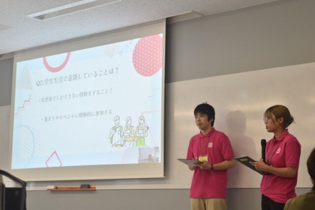 学生広報スタッフから学生生活について紹介している様子