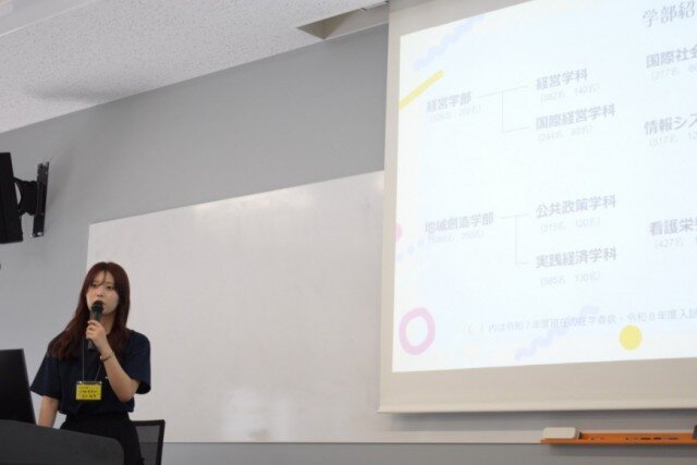 学生広報スタッフから学生生活について紹介している様子
