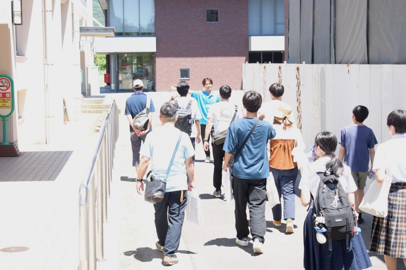 生協組織部の学生によるキャンパスツアーの様子