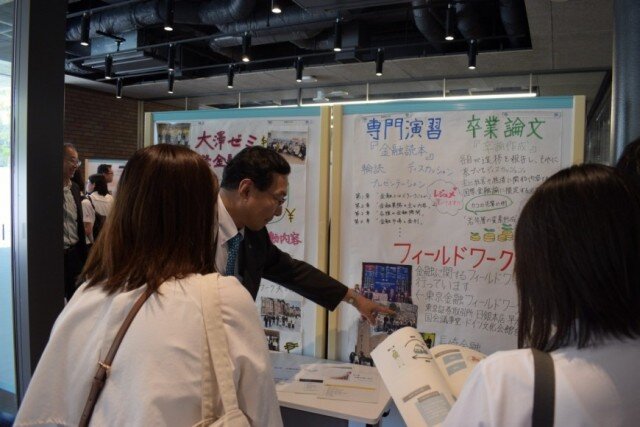本学教員から直接、話を聴く様子