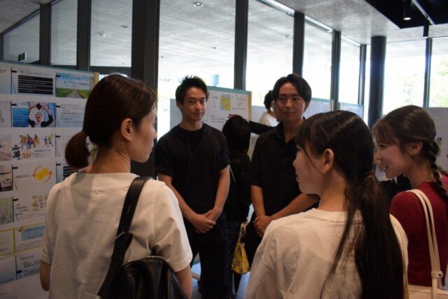 学生から直接、話を聴く様子