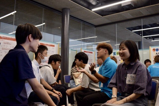 学生と個別相談する様子