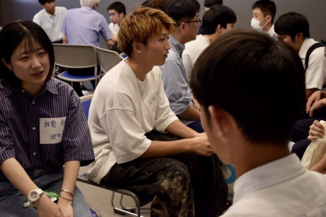 学生と個別相談する様子