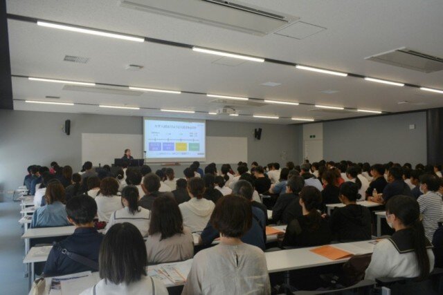 教室で参加者が説明を聞く様子