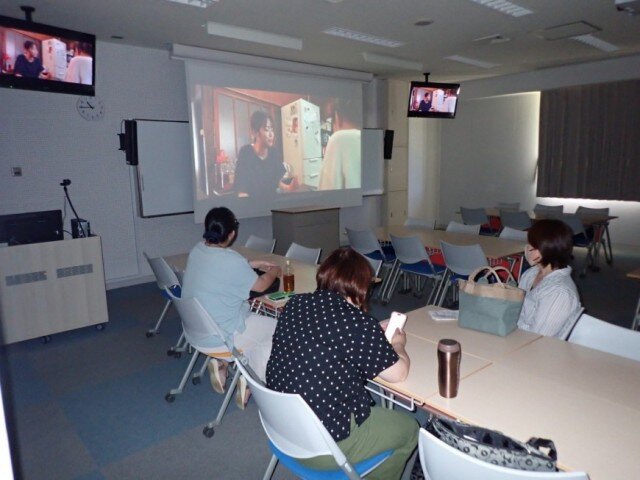 映画『今日も咲く花のように』放映の様子