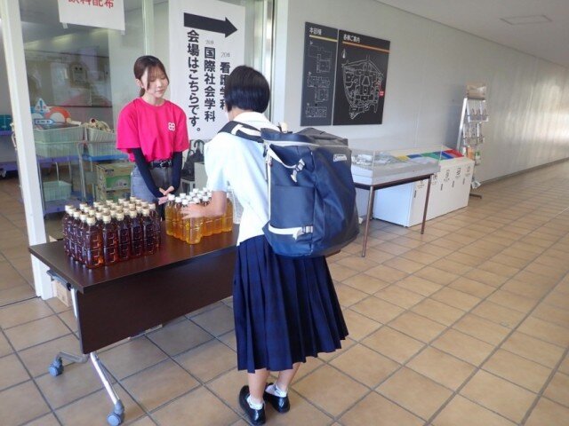 飲料配付の様子
