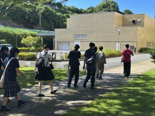 学生が参加者を誘導する様子