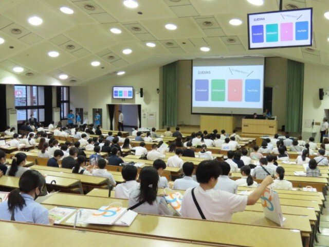 在学生による配布資料確認、公式SNS紹介の様子