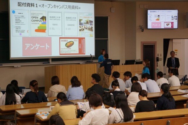 在学生による配布資料確認、公式SNS紹介の様子