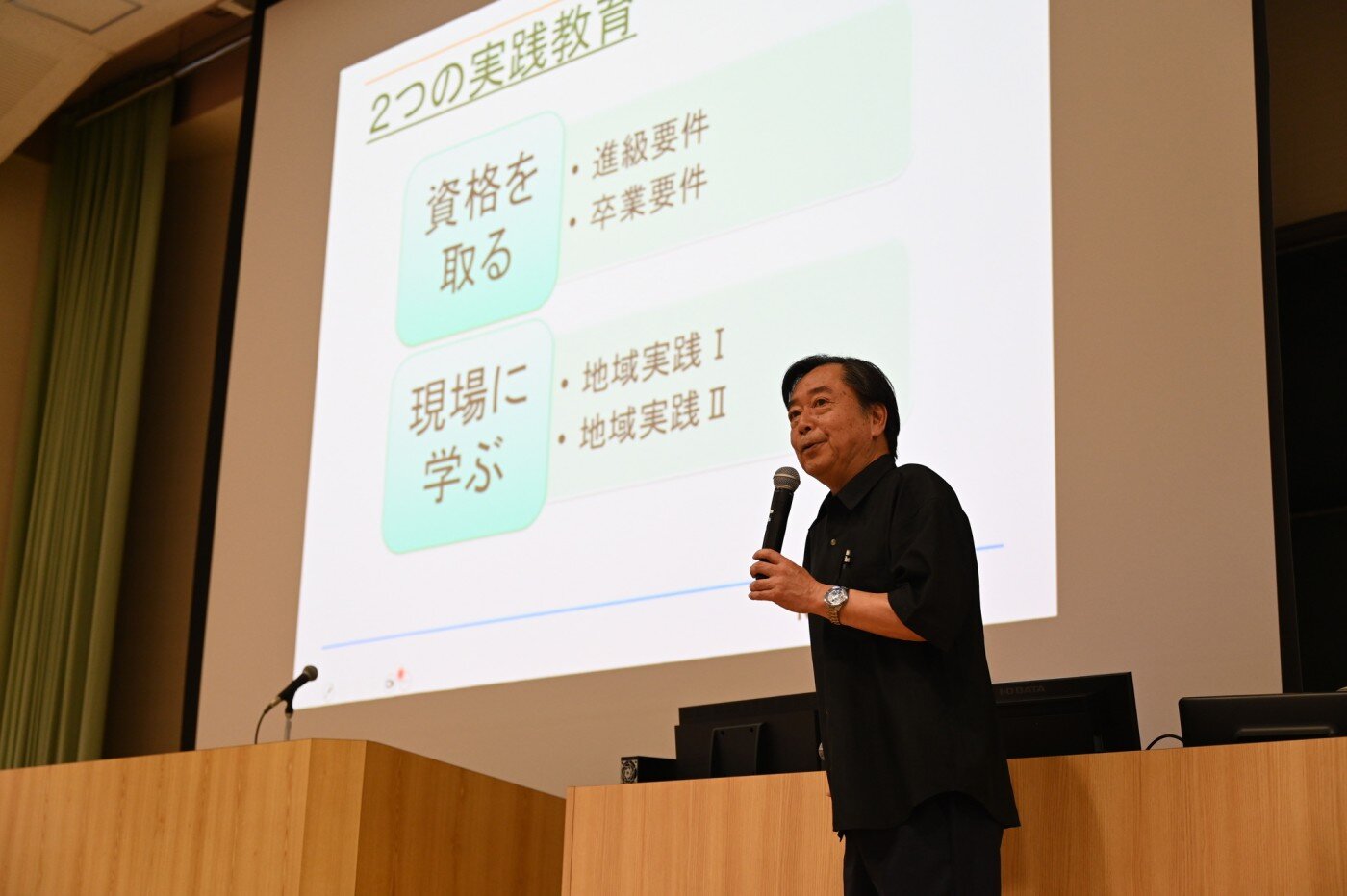 学科教員や、在学生が各学科の特色や学びについて紹介している様子