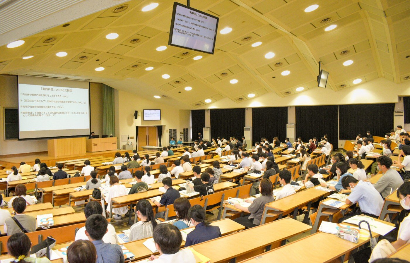 学科教員や、在学生が各学科の特色や学びについて紹介している様子