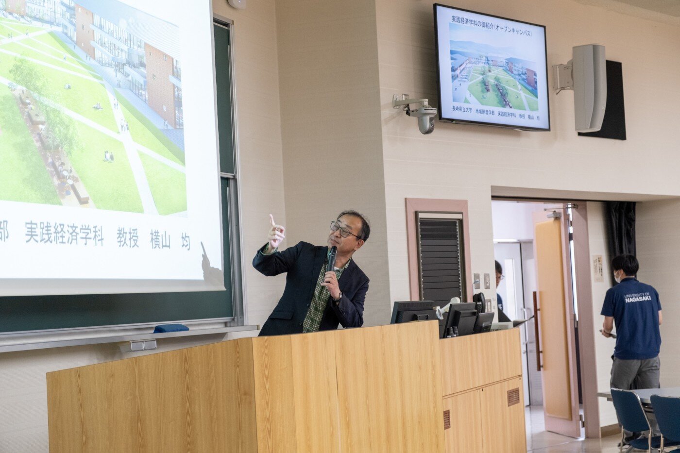 学科教員や、在学生が各学科の特色や学びについて紹介している様子