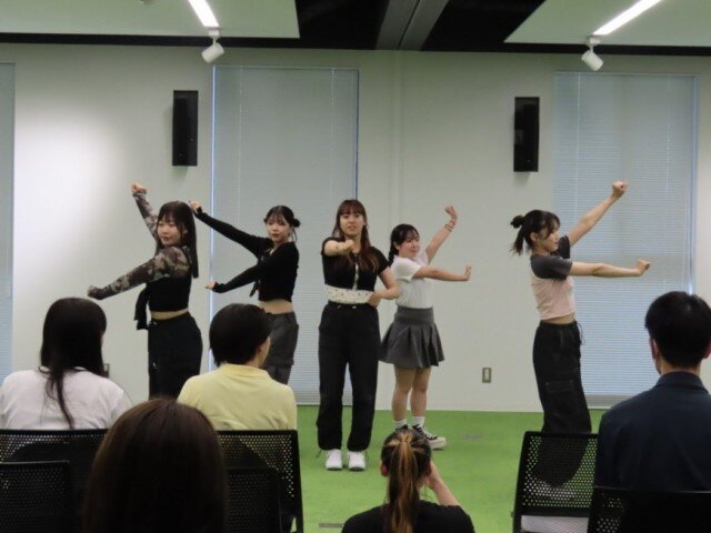トップページ > 入試情報 > イベント情報 > オープンキャンパス2024 オープンキャンパス2024を開催しました 7月14日(日)に経営学部、地域創造学部、看護栄養学部、7月15日(月・祝)に国際社会学部、情報システム学部のオープンキャンパスを開催し、高校生・保護者など約1,800名の参加がありました。 長崎県内はもちろんのこと、九州、中四国、関西、関東など多くの地方からもご参加いただき、大盛況のうちに全プログラムを終えることができました。暑い中、多くの方にご参加いただきありがとうございました。 当日の様子(佐世保校) 当日の様子(シーボルト校) オープンキャンパス2024の様子【経営学部・地域創造学部】 受付 佐世保校では県内、県外問わず多くの参加者にご来場いただきました。受付では、在学生が資料の配付や会場の案内を行い、イベントを盛り上げてくれました。 オープニング 在学生による配布資料確認、公式SNS紹介に続き、学長挨拶を行いました。 学科ガイダンス 各学科教員や、在学生が各学科の特色や学びについて紹介しました。 経営学科 国際経営学科 公共政策学科 実践経済学科 ウェルカムパフォーマンス・学生による大学紹介 ストリートダンス部によるウェルカム・パフォーマンス