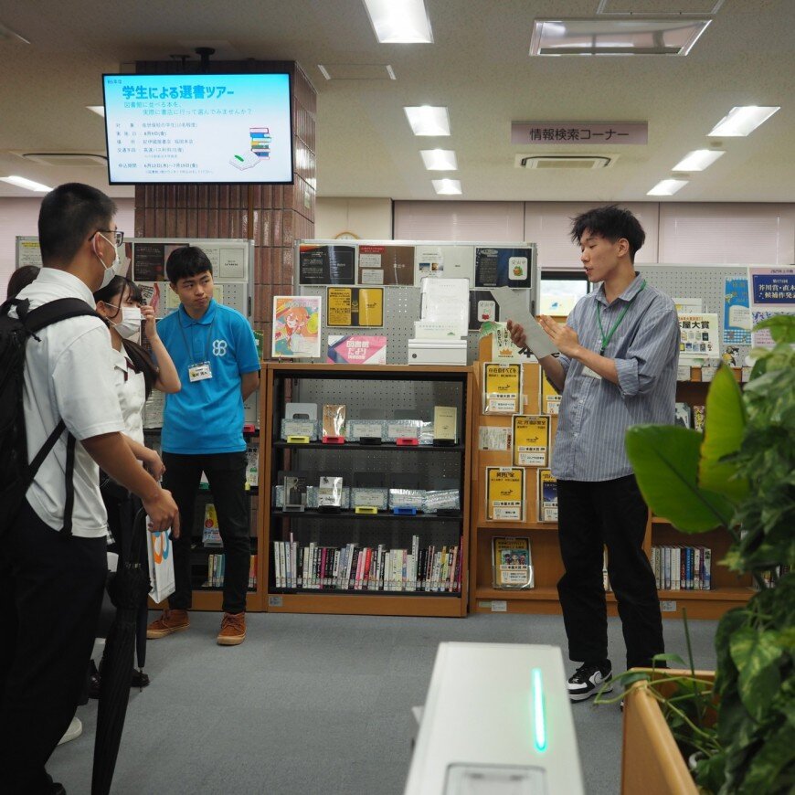生協組織部の学生がキャンパスツアーをする様子