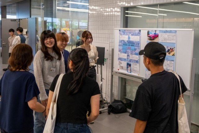 ゼミやサークルのポスターを展示したエリアで、本学教員や学生から直接、話を聴く様子