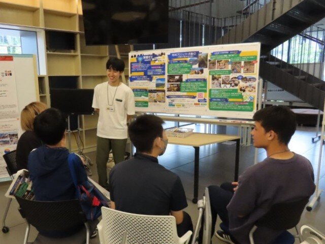 ゼミやサークルのポスターを展示したエリアで、本学教員や学生から直接、話を聴く様子