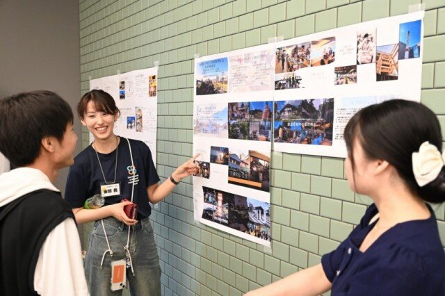 ゼミやサークルのポスターを展示したエリアで、本学教員や学生から直接、話を聴く様子