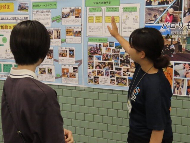 ゼミやサークルのポスターを展示したエリアで、本学教員や学生から直接、話を聴く様子