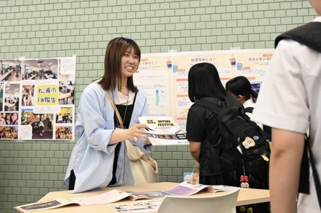 ゼミやサークルのポスターを展示したエリアの学生
