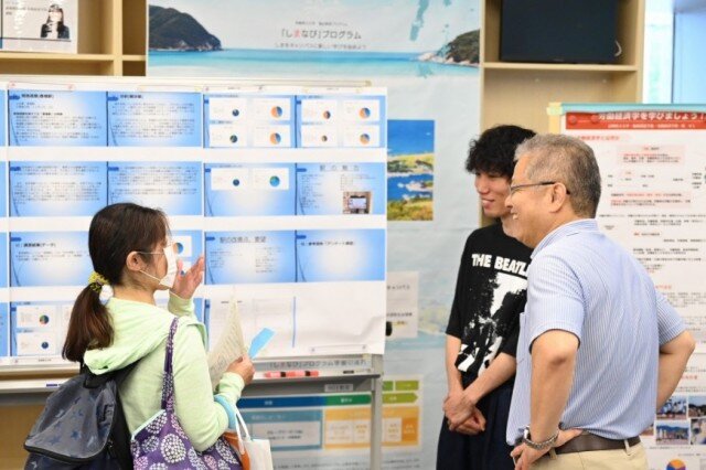 本学教員や学生から直接、話を聴く様子