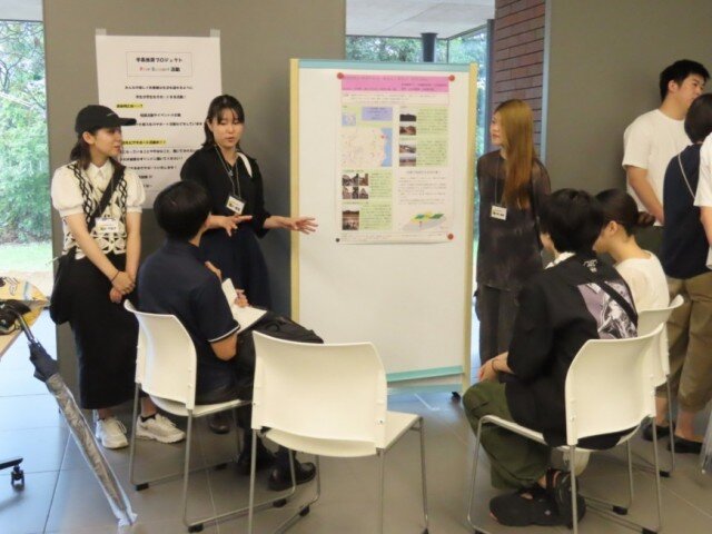 ゼミやサークルのポスターを展示したエリアで、本学教員や学生から直接、話を聴く様子