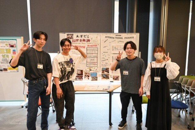 ゼミやサークルのポスターを展示したエリアの学生たち