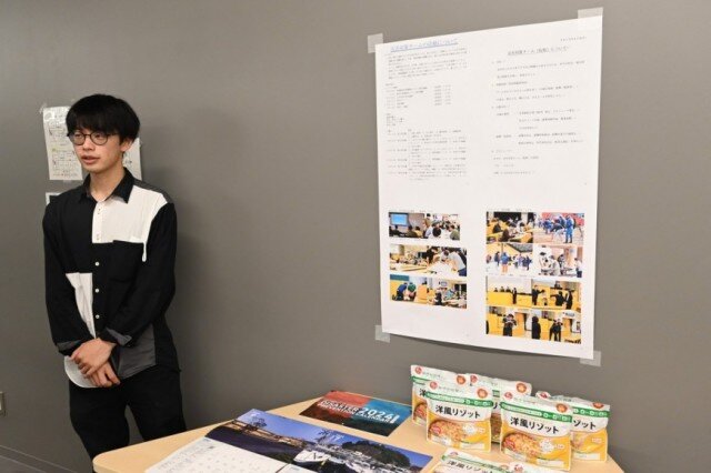ゼミやサークルのポスターを展示したエリアで説明する学生
