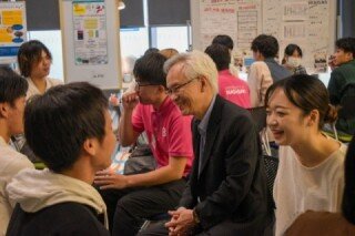 学部学科に関すること、入試制度に関することなど、個別に相談している様子