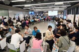 学部学科に関すること、入試制度に関することなど、個別に相談している様子
