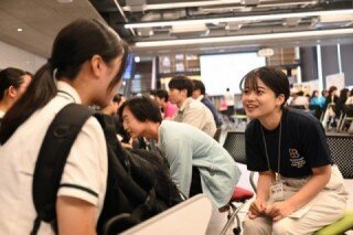 学部学科に関すること、入試制度に関することなど、個別に相談している様子