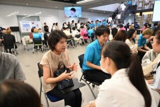 学部学科に関すること、入試制度に関することなど、個別に相談している様子