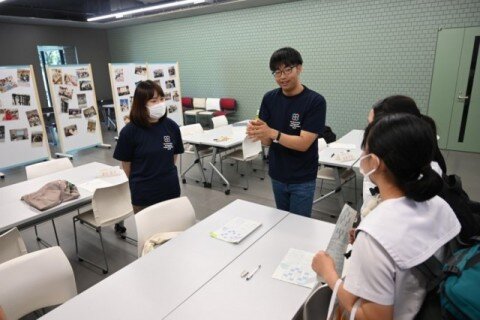 学内を巡る、謎解きイベントの様子