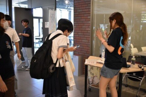 学内を巡る、謎解きイベントに参加している様子