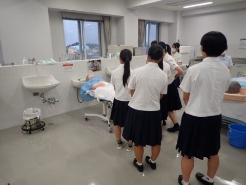 看護学科 基礎・成人看護実習室での見学