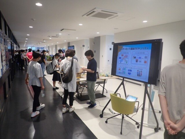 情報セキュリティ学科 研究紹介の様子