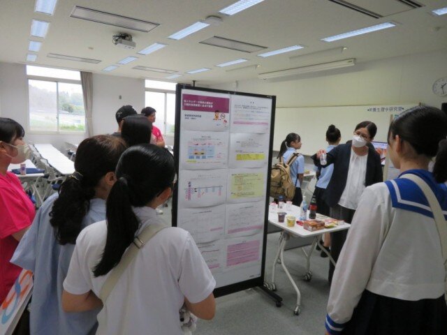栄養健康学科 研究紹介の様子