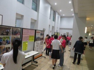 看護学科の学外実習の様子を写した写真などを展示