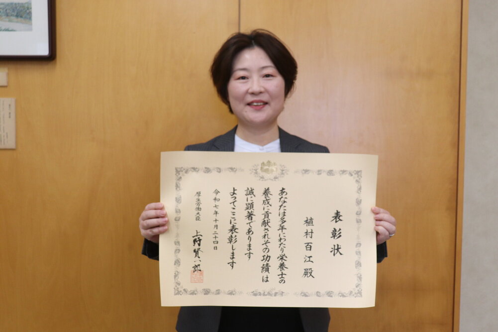 植村百江講師が表彰状を持っている様子